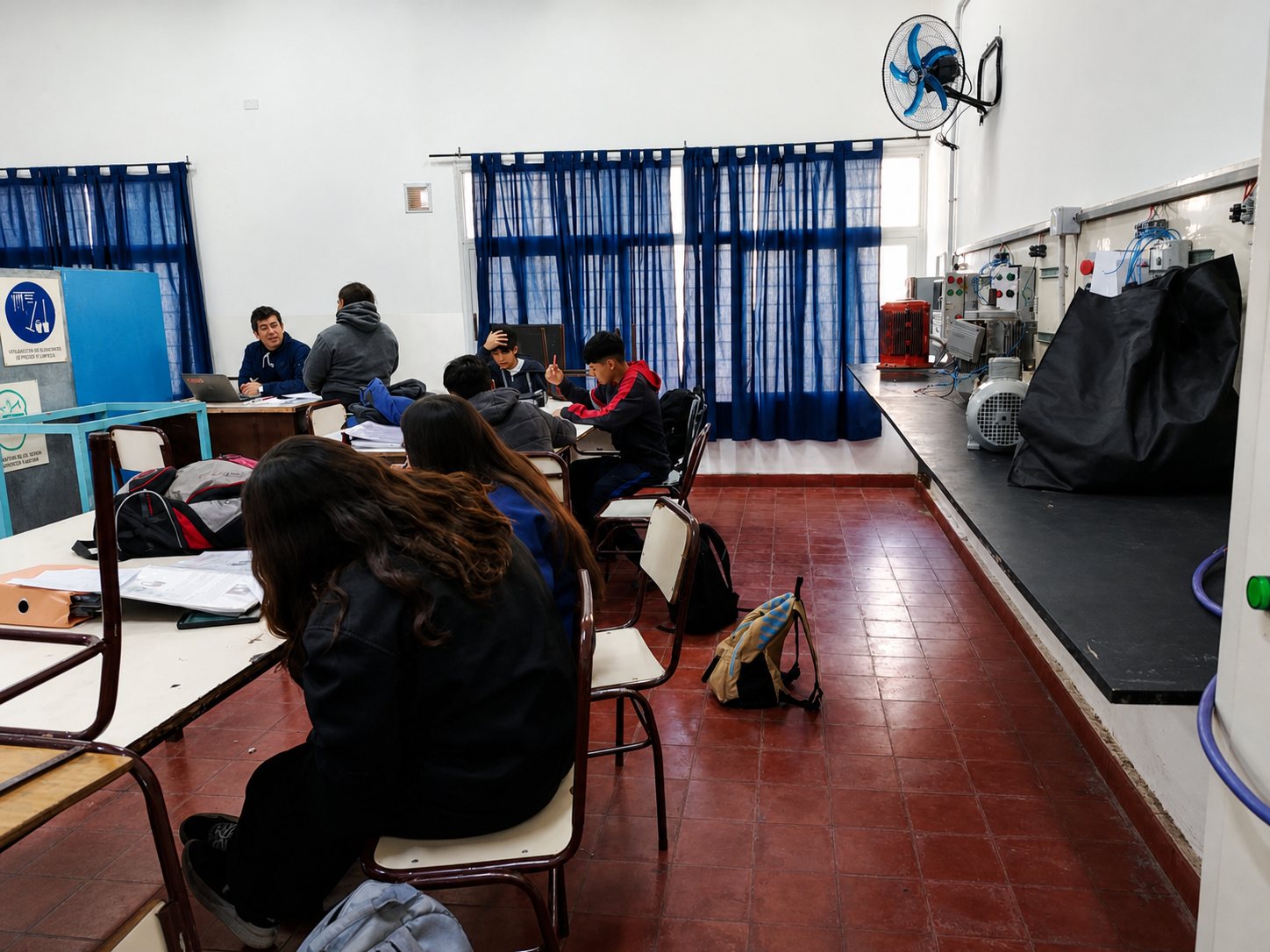 Estudiantes trabajando con tecnología
